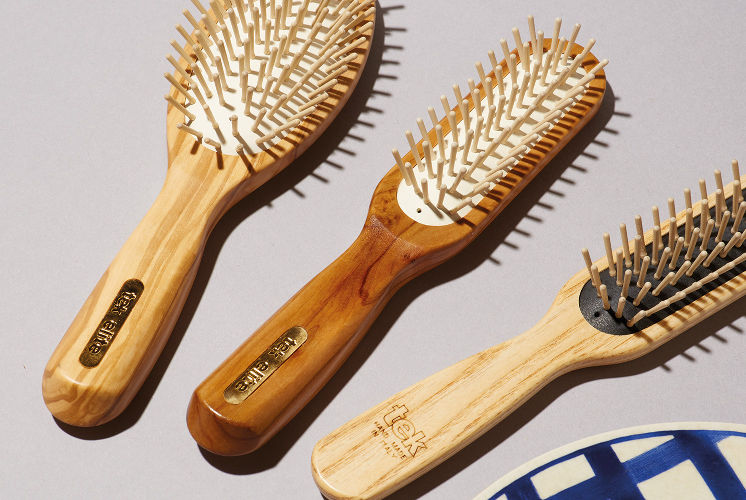 Les brosses à cheveux en bois, leurs bénéfices sur la santé du